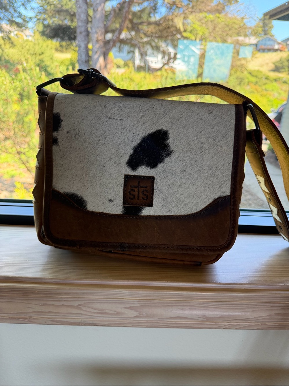STS Ranchwear Brown Leather Crossbody with White & Black Cowhide Front - Picture 6 of 7